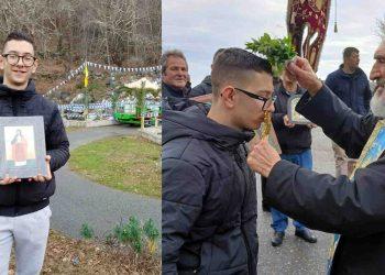 Ζακυνθινή παρουσία στα νερά της Έδεσσας: Ο Σπύρος Κομνηνός βούτηξε και φίλησε τον Σταυρό μαζί με άλλους στο Λουτράκι | Ο ιερέας του προσέφερε την εικόνα της Αγίας Χρυσής