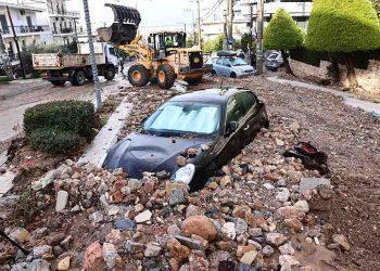 Άνω Γλυφάδα: Η κακοκαιρία άφησε πίσω της μια νεκρή και μια γειτονιά θαμμένη στη λάσπη