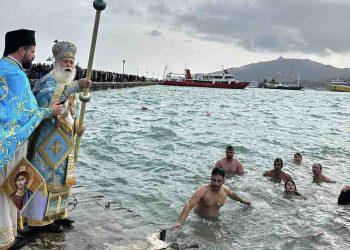 Θεοφάνεια με λαμπρότητα στην πόλη της Ζακύνθου: Λειτουργία, λιτανεία και Αγιασμός των Υδάτων στο λιμάνι