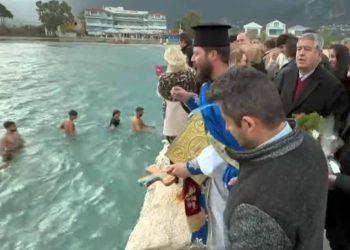 Αγιασμός των Υδάτων στις Αλυκές: Πλήθος πιστών στην παραλία | Τον Τίμιο Σταυρό ανέσυρε ξανά ο Διονύσης Ποταμίτης