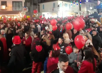 «Κόκκινη Νύχτα»: Πλημμύρισε στα κόκκινα η πόλη | Μαζική συμμετοχή και αστείρευτο κέφι