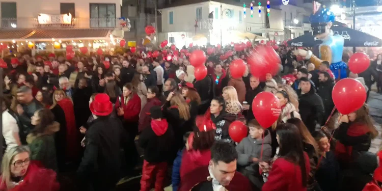 «Κόκκινη Νύχτα»: Πλημμύρισε στα κόκκινα η πόλη | Μαζική συμμετοχή και αστείρευτο κέφι